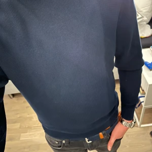 Blå sweatshirt - Säljer nu denna marinblåa sweatshirten från Zara | Storleken är S | Tröjan har inga defekter | Skick 8/10 | Nypris 499kr | Mitt pris 199kr | Vid frågor och funderingar är det bara att höra av sig!