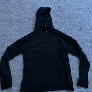 Lager 157 svart hoodie - Säljer en klassisk svart hoodie från Lager 157