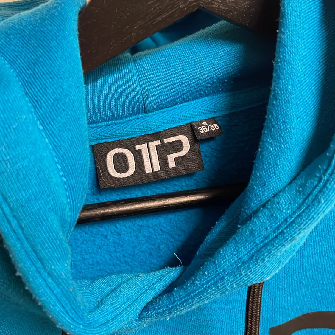 Blå croppad hoodie från OTP - 2