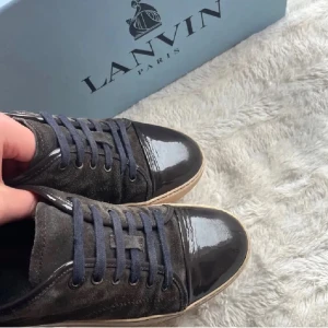 Svarta sneakers från Lanvin - Lanvin cap toe, använda men bra omhändertagna vilket syns på bilderna. Lite creasade därav billiga priset (Storlek 42, uk8)
