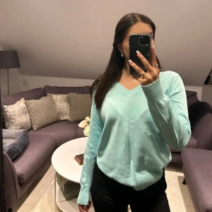 Ljusblå tröja med v-ringning - Säljer en ljusblå tröja med v-ringning. Storlek M, köparen står för frakten!💗