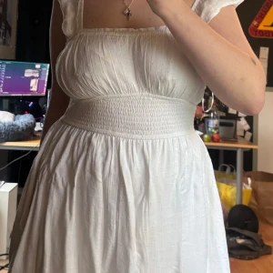 Student klänning  - Använd under min student. Satt otroligt bra, har shorts sydda undertill, och även två fickor på vardera sida.  Om du vill ha fler bilder, mått eller frågor, hör av dig!
