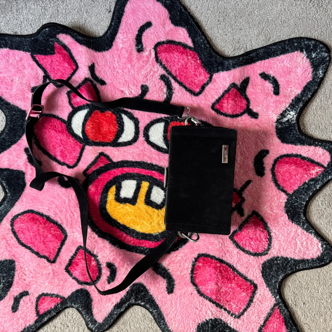 Svart axelväska med silverdetaljer