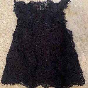 Svart spetslinne från Zara - Säljer ett elegant svart spetslinne från Zara. Toppen är ärmlös och har en vacker spetsdesign som ger en romantisk känsla. Perfekt för att klä upp en outfit med en touch av elegans. 🖤