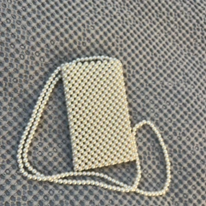 Pärlbeströdd telefon väska  - Liten och smidig telefonväska. Får plats med en telefon och möjligtvis ett kort.