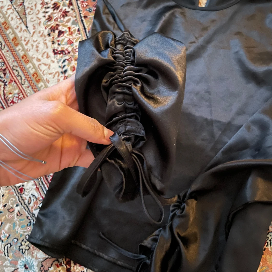 Svart satinblus med snörning