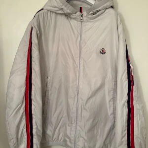 Moncler  - Moncler necker guibotto. Storlek 4. Fint skick utöver fläck som visas på bild 4. Pris 3790kr. 