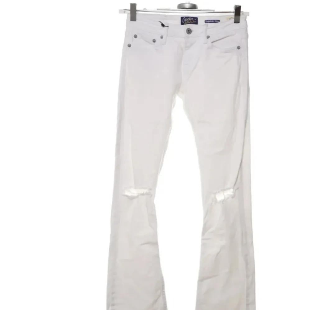 Snygga vita bootcut jeans från Crocker i modellen PEP! BOOT. Tillverkade i 98% bomull och 2% elastan.. De slitna detaljer vid knäna och är i strl 26w nypris 599. Farkut & Housut.