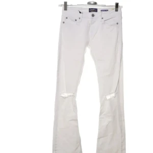 Vita bootcut jeans från Crocker  - Snygga vita bootcut jeans från Crocker  i modellen PEP! BOOT. Tillverkade i 98% bomull och 2% elastan.. De slitna detaljer vid knäna och är i strl 26w nypris 599