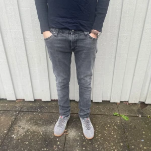 Nudie jeans  - Säljer ett par snygga grå jeans i modell Skinny Lin. Jeansen är i mycket bra skick och har inga tecken på användning. Storleken på jeansen är W29/L32 men dom sitter mindre. Vid minsta fråga eller fundering är det bara att höra av sig👍😁