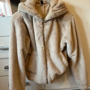 Jacka från hm - Sååå fin fluff kofta/jacka från H&M, aldrig använd. Den är varm och perfekt att ha ute 🥰