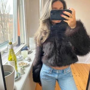 Mörkbrun pälsjacka - Säkjer denna slutsålda pälsjacka från h&m. Super fin mörk brun färg, strl - xxs 🤎