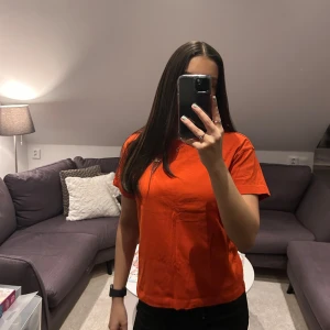 T-shirt från Champion - Säljer en orange t-shirt från Champion. Storlek S, köparen står för frakten!💗