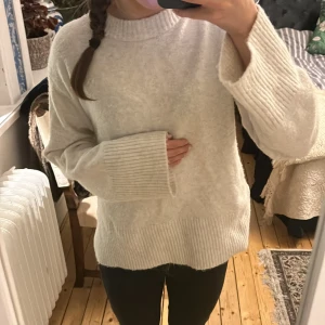Vit stickad tröja - Mysig vit stickad tröja med långa ärmar och ribbade detaljer vid ärmslut och nederkant. Jättefin kvalitet från Kappahl och är som ny! Nypris 449kr säljer för 200kr! Pris kan diskuteras🥰