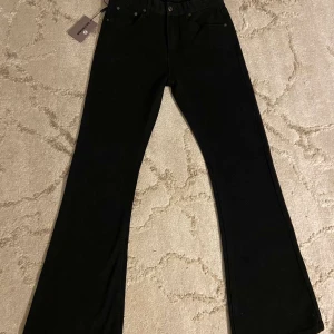 Svarta flared jeans unisex  - Snygga svarta unisex jeans, gick inte så bra på mig darför säljer jag dem. Köpte från Vinted har inte gick ut i dem ens, för mer frågor eller bild i priv 🦦