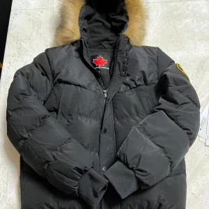 Zavetti Canada Jacka till Salu – Stilren och Varm! - Säljer min Zavetti Canada jacka i Nytt skick. Perfekt för kalla dagar med sin snygga design och värmande material. Storlek: L(i barn storlek). Färg: Svart