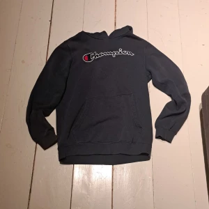 Champion tröja - Hej jag säljer min champion tröja. Den är lite liten I storleken så den är nog för en som är ca 160. Den är använd i använt skick. Vi har båda katt och hund hemma. Den kommer såklart nytvättad innan jag skickar den😁 köparen står för frakt