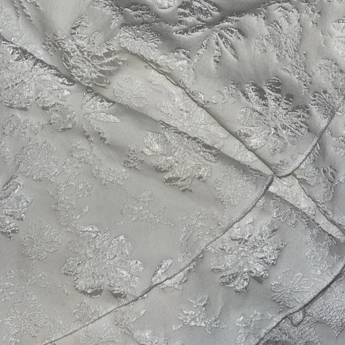 Vit axelbandslös klänning med blommigt mönster - 1