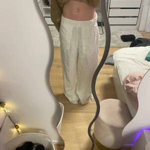 Vita pösiga linnebyxor  - bekväma, pösiga vita linnebyxor. Storlek xs men långa ben och töjbar midja. Perfekta för varma dagar med sitt lätta och luftiga material.