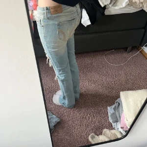 Ljusblå jeans från Hollister - Säljer ett par ljusblå jeans från Hollister i storlek W26 L31. De har en snygg slitning på knäna och en klassisk femficksdesign. Perfekta för en avslappnad stil. ( lånade bilder )
