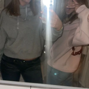 Grå hoodie - Säljer en mysig grå hoodie med justerbar dragsko i huvan. Perfekt för en avslappnad stil och passar bra till jeans eller leggings. Hör av dig vid intresse! Modellen är ganska kort med en text på bröstet skulle säga att den sitter som en s!