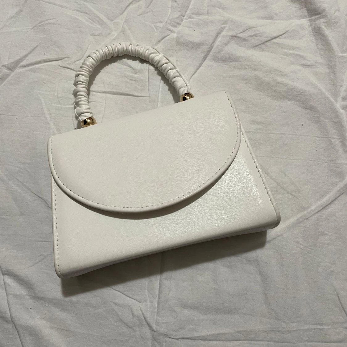 Vit handväska med kedja