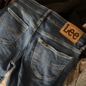 Blå jeans från Lee - Snygga blå jeans från Lee. INTE SÄKER PÅ OM JAG VILL SÄLJA, beroende på pris osv skriv vid intresse. Använd få gånger, ser ut som nya 