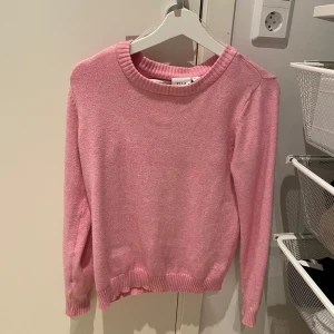 Rosa stickad tröja - Säljer en söt rosa stickad tröja med rund halsringning från vila. Använd fåtal gånger. Pris kan diskuteras.😊