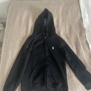 Polo hoodie  - Helt ny fick den av min kusin i julklapp med den var lite liten 