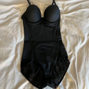 Svart body  - Svart superfin basic body, säljer då den tyvärr var alderles för liten, den är i M men skulle säga att den är mer som en S💗aldrig använd 