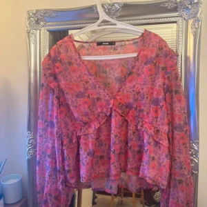 Mönstrad blus - Superfin mönstrad blus från Bikbok💗 Så så fin till sommaren🥰 Fint skick! Nypris ca 350.