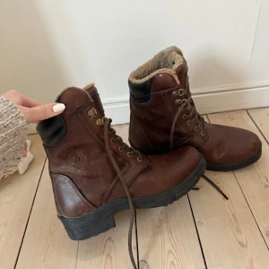 Kängor Mountain Horse - Säljer ett par Moutain Horse vinterkängor i läder med Thinsulate-isolering och vattentät konstruktion. De har snörning och en robust sula, perfekt för kalla och blöta dagar. Insidan är fodrad för extra värme. Nypris 1500kr.