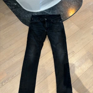 Nudie jeans Lean Dean  - Säljer dessa nudies i toppskick med en lagning lagad av nudie själva, det står inte ”nudie” där bak. Modellen är den populära Lean Dean i storlek w29 L30.