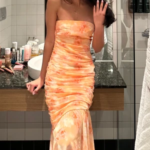 Adoore klänning strl 32 - Säljer min klänning från Adoore som jag har använt två gånger. Perfekt för speciella tillfällen! Tryck gärna på köp nu så skickar jag så fort jag kan🧡🧡