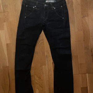 Mörkblåa Levi's Engineered Jeans - Snygga mörkblåa Levi's Engineered Jeans med en modern passform. Dessa jeans har en klassisk design med fem fickor och knappgylf. Perfekta för en stilren look.