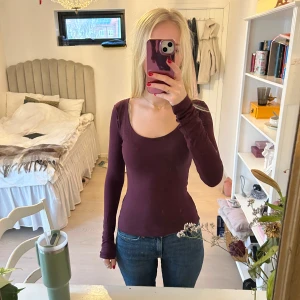Vinröd långärmad topp - Säljer en vinröd långärmad tröjamed en tight passform. Från Bikbok i xs.