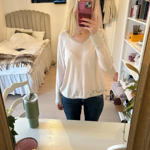 Ljusrosa långärmad tröja med glittriga detaljer - Säljer en ljusrosa långärmad tröja med glittriga kanter vid halsringningen och ärmsluten. Tröjan har en avslappnad passform och är perfekt för en stilren look. Copenhagen Luxe tröja. M/S/XS