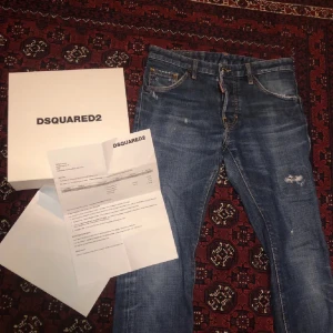 Dsquared2 jeans - Snygga blå jeans från DSQUARED2 med slitna detaljer, dom är i bra skick. Box medtas kanske om jag hittar den men förmodligen inte. Storleken är 14y