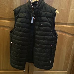 Svart quiltad väst från Tommy Hilfiger - Snygg svart väst från Tommy Hillfiger, storlek M men passar även L, Nypris 1500, Mitt pris 900✨