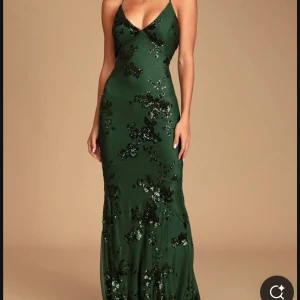 Grön långklänning med paljetter - Snygg grön långklänning med glittriga paljettdetaljer och öppen rygg. Perfekt för balen!✨