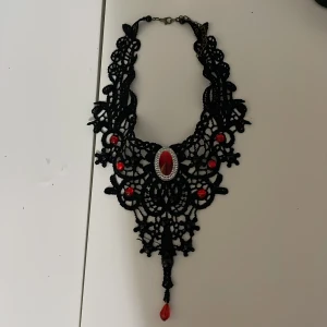 Halsband - Säljer ett unikt gotiskt halsband pågrund av att jag inte använder det längre. Halsbandet har användes en gång innan. 