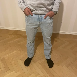 Ljusblå jeans från Levis - Säljer ett par klassiska ljusblå Levis jeans med rak passform. De har en traditionell femficksdesign och knappgylf. Perfekta för en avslappnad stil. Pris kan diskuteras ✅