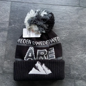 Åre mössa  - Säljer min snygga Åre mössa som är helt ny. Den är köpt i Åre och är en äka Åre mössa. Om ni är intresserade skriv till mig om ni har frågor. ✨