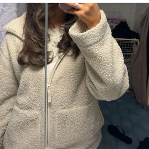 Pilejacka hm - Teddy jacka från H&M, mycket bra skick, storlek S. Skriv för funderingar 