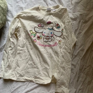 Vit långärmad tröja med Cinnamoroll-motiv från Zara - Säljer en söt vit långärmad tröja från Zara med ett färgglatt Cinnamoroll-motiv. Perfekt för alla som älskar Sanrio-karaktärer! Tröjan har en rund halsringning och är gjord i mjukt material. Passar xs o xxs. Klicka gärna köp nu <3