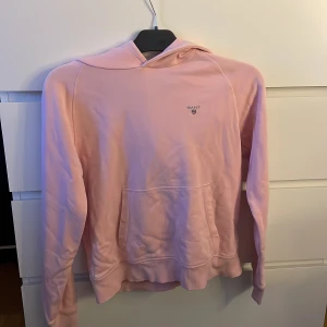 Rosa hoodie från Gant - Fin Rosa hoodie från Gant! 13-14 år 158/164💞 kommer ej till användning!
