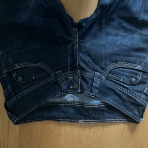 Low waist bootcut jeans pepe jeans - Snygga mörkblå bootcut jeans från Pepe Jeans med dubbla knappar i midjan! Ungefär storlek 32-38! Säljer pga att de är lite stora på på mig💕använda en gång