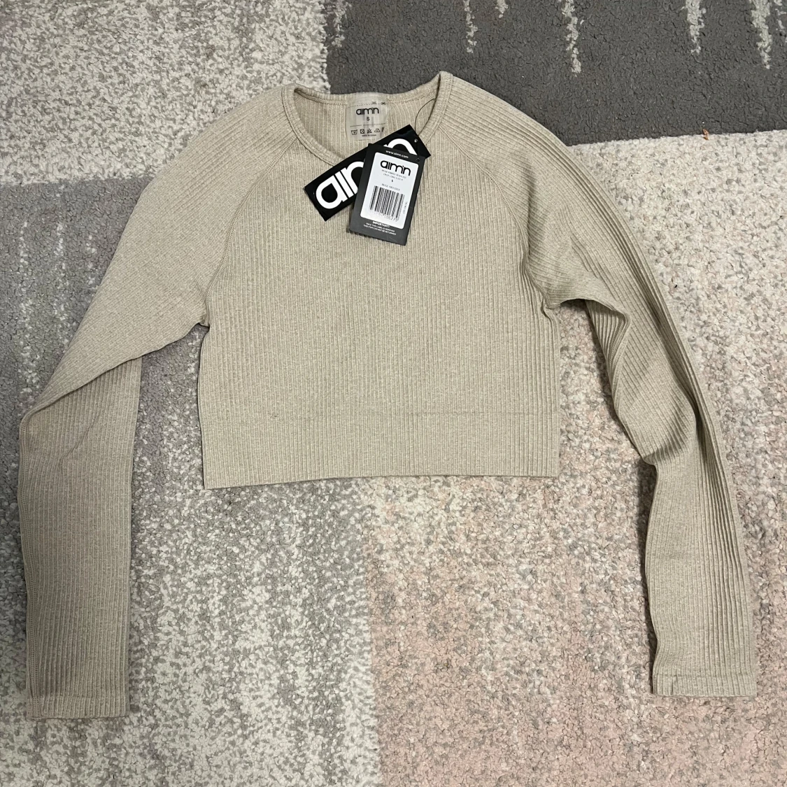 Beige ribbad croppad tröja från Aim'n