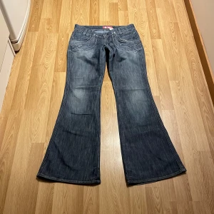 Lågmidjade bootcut jeans  - (11) Super snygga Lågmidjade bootcut jeans, Midjemått rakt över: 37cm, innerbenslängd: 84cm💕