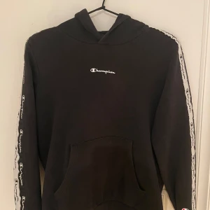 Champion Hoodie storlek 150-155 - Svart Champion Hoodie som är i storlek 150-155. Hoodien är i bra skick och priset är 149 kr. Hör av er om ni har några funderingar